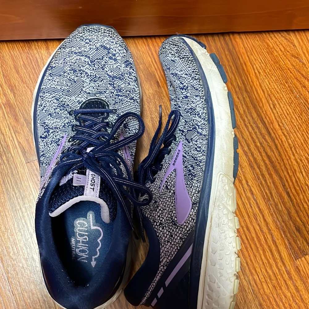 Gently worn womens Brooks size 10